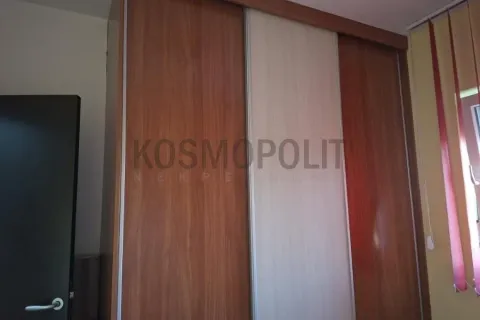 Spavaća soba sa velikim ugradnim garderoberom sa kliznim vratima. - image 5