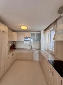 Moderna kuhinja sa drvenim elementima i ugrađenim aparatima. - image 6