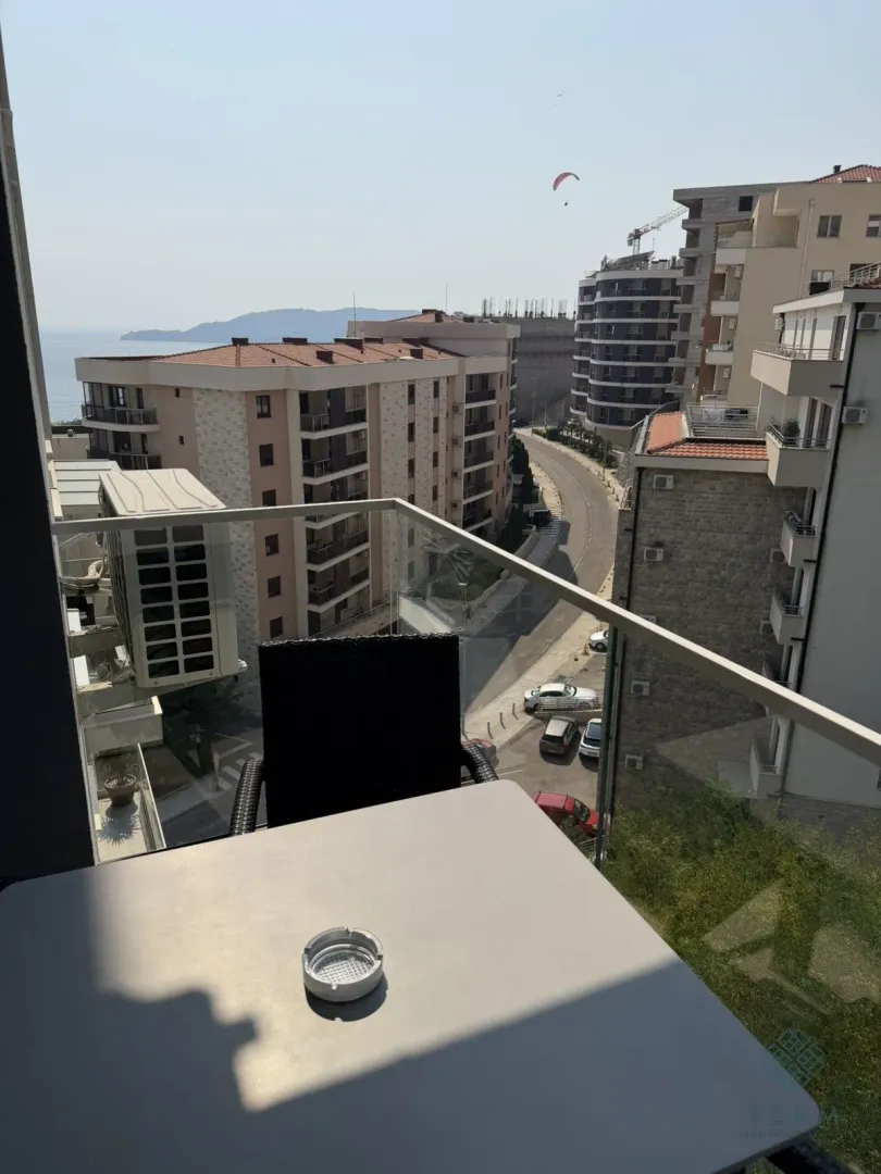 Pogled na grad i more sa balkona.