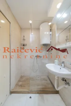 Manje kupatilo sa tuš kabinom, umivaonikom i bojlerom. - image 9