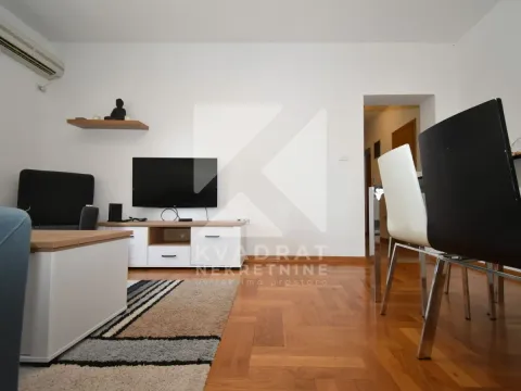 Living room with a TV unit and a dining table. - image 2