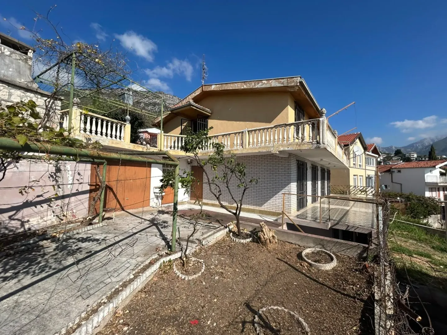 Pogled na dvorište i spoljašnjost kuće.