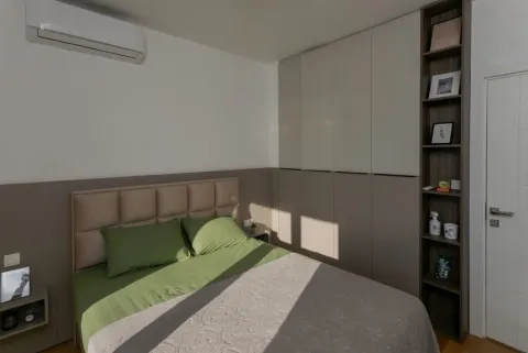 Spavaća soba sa bračnim krevetom, ugradnim plakarom i klima uređajem. - image 7