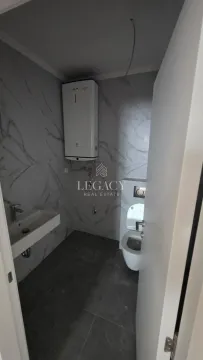 Manje kupatilo obloženo keramičkim pločicama sa umivaonikom i wc šoljom. - image 7