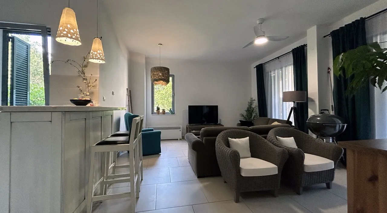 Prodaja, dvosoban stan, 92m², Morinj, Kotor