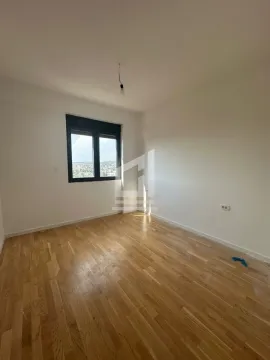 Prazna neopremljena soba sa drvenim podom i prozorom. - image 3