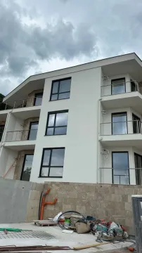 Pogled na spoljašnjost moderne stambene zgrade sa balkonima i velikim prozorima. - image 10