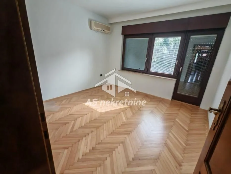 Izdavanje, kuća, 360m², Voždovac Sve Podlokacije, Beograd