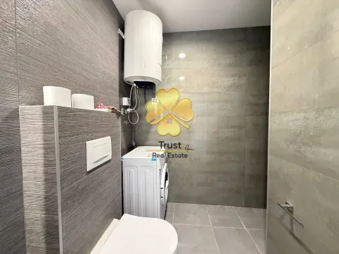 Moderno opremljeno kupatilo sa tuš kabinom, wc šoljom, bojlerom i veš mašinom. - image 9