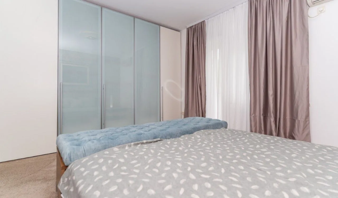 Izdavanje, trosoban stan, 200m², Gorica C, Podgorica