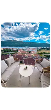 Namještena terasa sa garniturom za sjedenje i pogledom na more i grad. - image 6