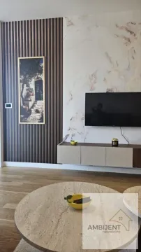 Dnevna soba sa TV-om, dekorativnim zidom i stočićem. - image 5