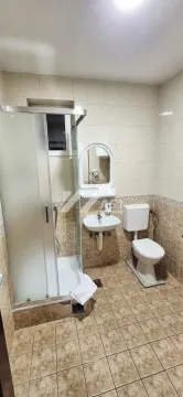 Kupatilo opremljeno tuš kabinom, umivaonikom i toaletom. - image 7