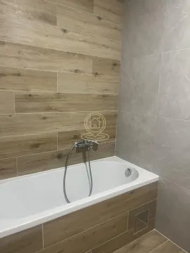 Kupatilo sa kadom i zidnim pločicama u imitaciji drveta. - image 13
