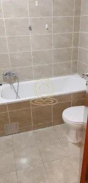 Kupatilo opremljeno kadom, slavinom i wc šoljom, obloženo keramičkim pločicama. - image 8