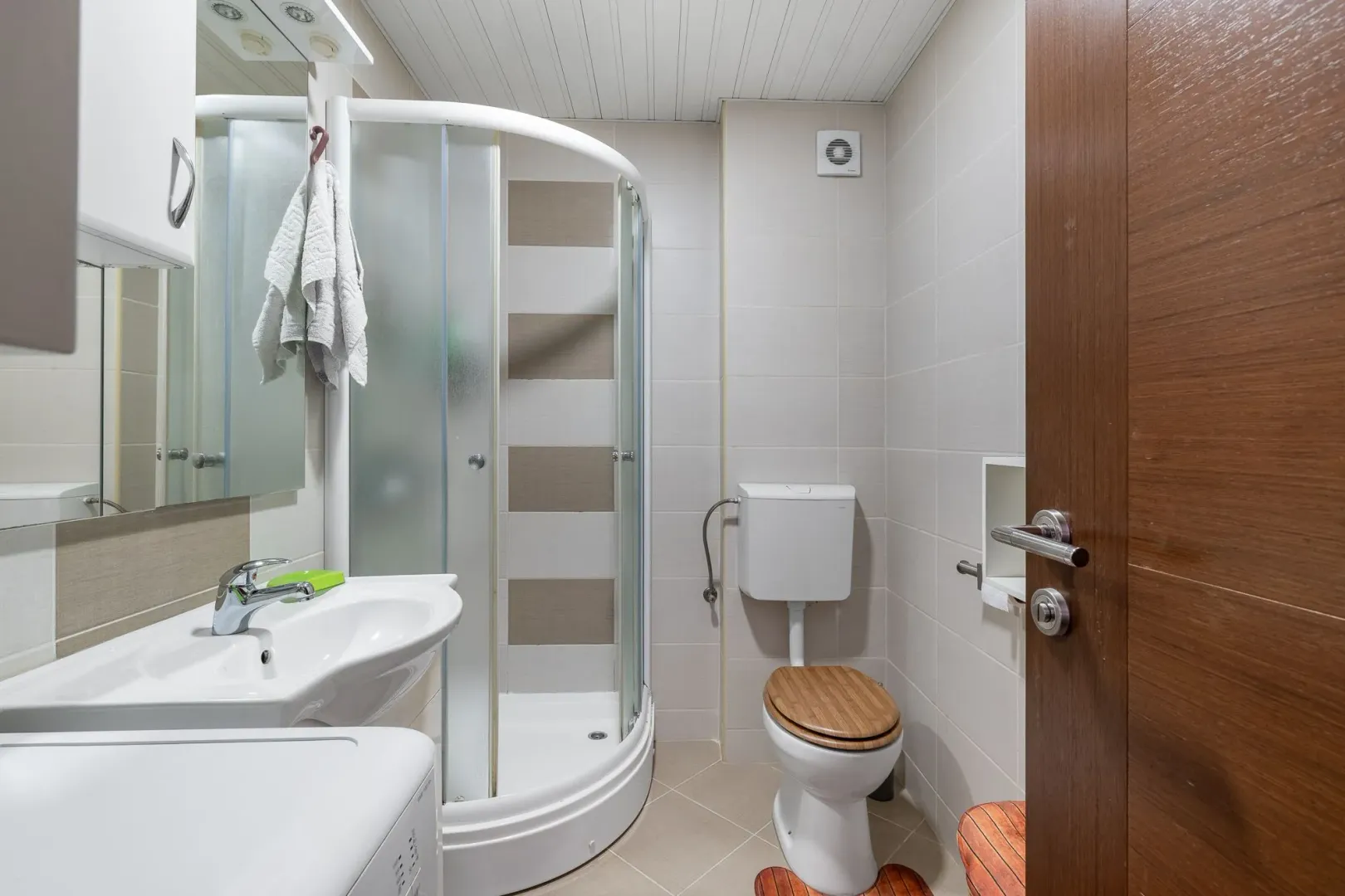 Kompaktno kupatilo sa tuš kabinom, umivaonikom i wc šoljom.