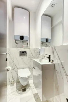 Manje kupatilo sa WC šoljom, umivaonikom, bojlerom i mermernim pločicama. - image 17