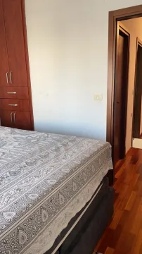 Spavaća soba sa velikim bračnim krevetom i drvenim ormarom. - image 17