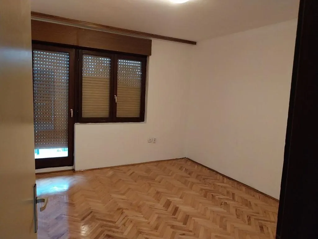 Izdavanje, trosoban stan, 100m², Dalmatinska ulica, Podgorica