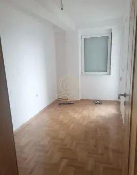 Prazna soba sa parketom i belim zidovima. - image 4