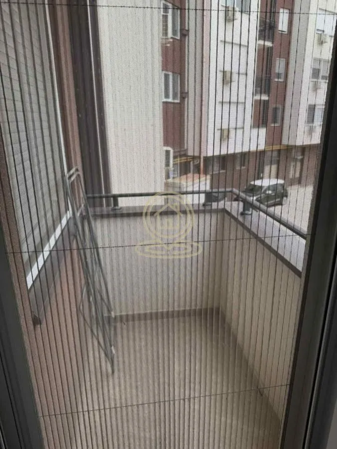 Manji balkon sa mrežom protiv komaraca na prozoru.
