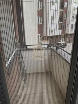 Manji balkon sa mrežom protiv komaraca na prozoru. - image 14
