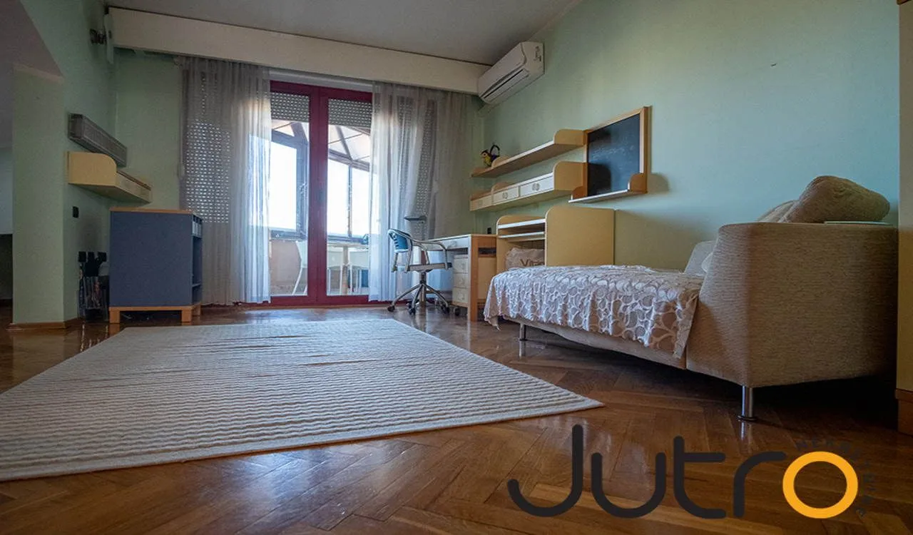 Prodaja, četvorosoban stan, 281m², Preko Morače, Podgorica