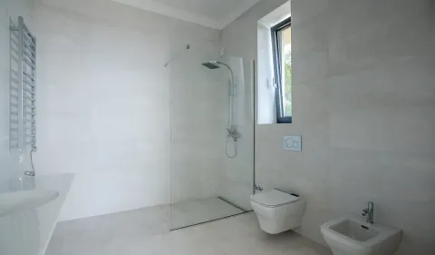 Moderne kupatilo sa tuš kabinom, WC šoljom i bideom. - image 7
