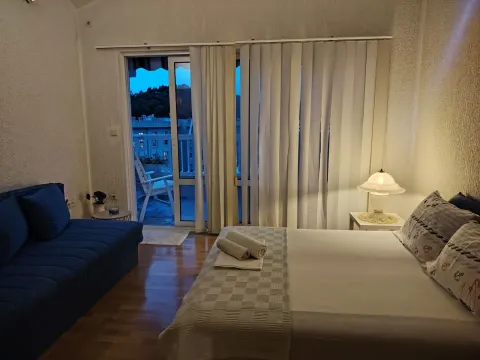 Namještena spavaća soba sa bračnim krevetom, trosjedom i izlazom na terasu. - image 2