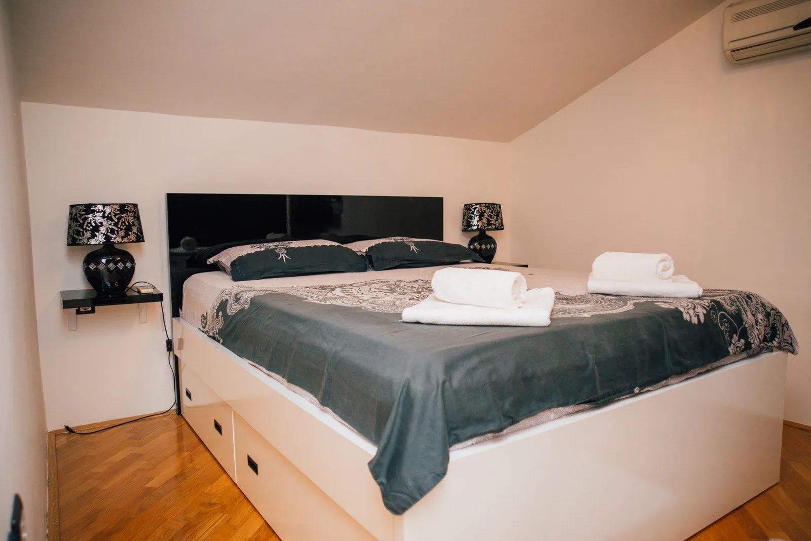 Izdavanje, dvosoban stan, 130m², Kotor, Crna Gora