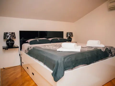 Rent, two bedroom apartment, 130m², Kotor, Crna Gora - image 11