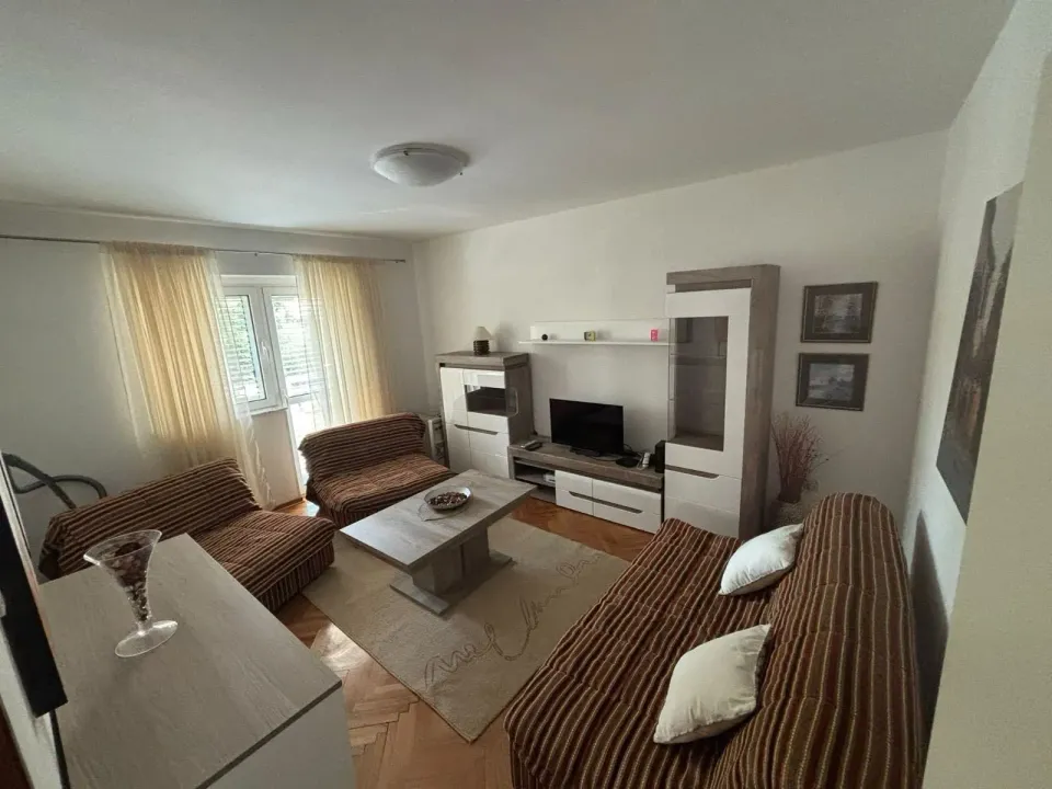 Izdavanje, jednosoban stan, 68m², Centar, Tivat