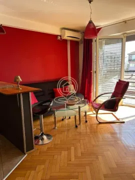 Dnevna soba sa garniturom, staklenim stočićem i izlazom na terasu. - image 2