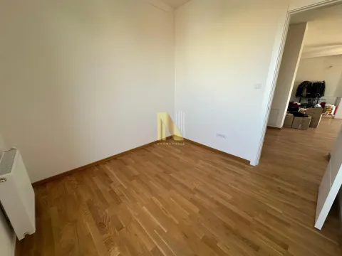 Prazna soba sa parketom i radijatorom. - image 6
