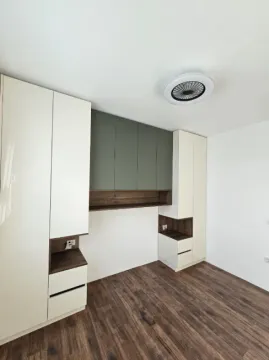 Prazna spavaća soba sa ugradnim ormarima i drvenim podom. - image 3