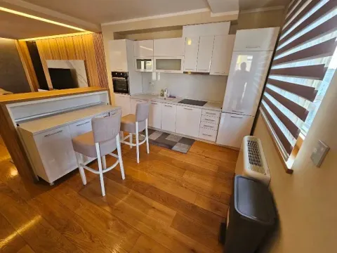 Izdavanje, četvorosoban stan, 111m², Vračar Centar, Vračar Sve Podlokacije - image 3