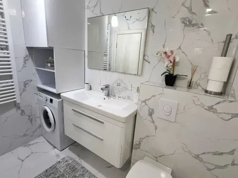 Moderne kupatilo obloženo keramičkim pločicama sa efektom mermera, umivaonikom i mašinom za veš. - image 11
