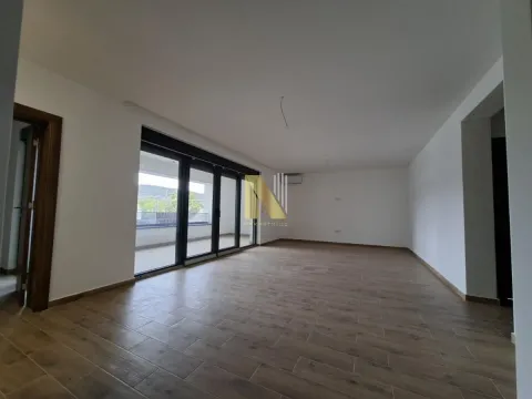 Prazna neopremljena prostorija sa keramičkim podom i izlazom na terasu. - image 11
