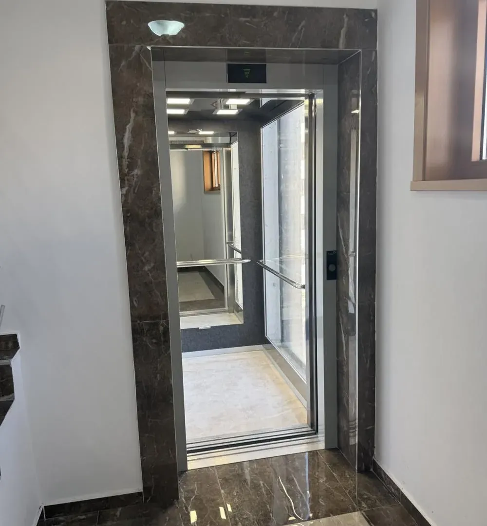 Izdavanje, dvosoban stan, 56m², Vračar Sve Podlokacije, Beograd