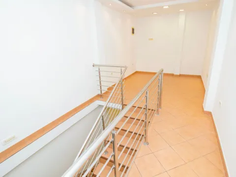 Izdavanje, poslovni prostor, 46m², Centar, Podgorica - image 5