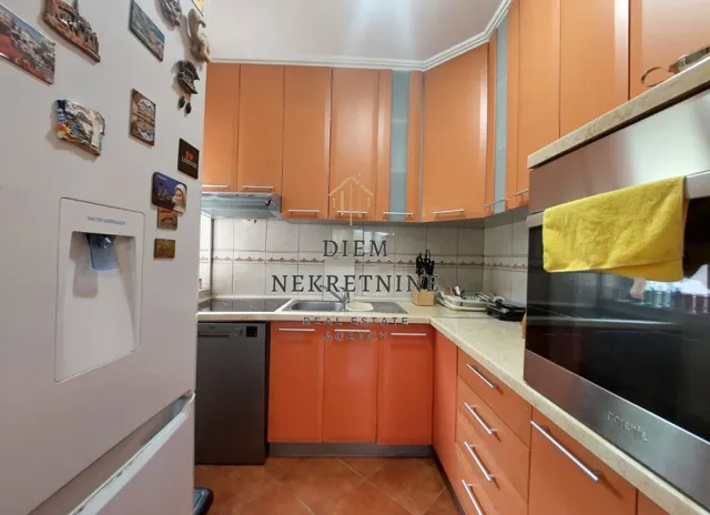 Izdavanje, dvosoban stan, 70m², Škaljari, Kotor