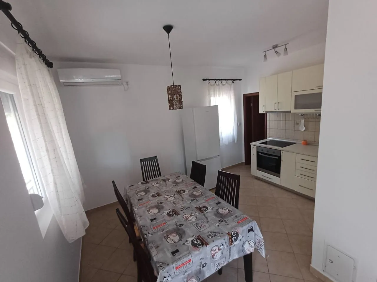 Izdavanje, trosoban stan, 95m², Zelenika, Herceg Novi