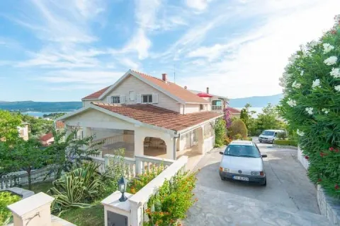 Pogled na spoljašnjost kuće sa dvorištem, terasom i parkingom. - image 11
