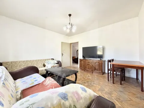 Dnevna soba sa garniturom, televizorom i trpezarijskim stolom. - image 9