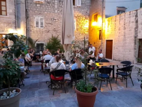 Izdavanje,  ugostiteljski objekat, 130m2, Stari Grad Kotor, Kotor