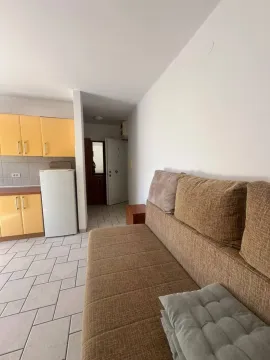 Dnevni boravak sa kaučom i pogledom na kuhinjski dio i hodnik. - image 7