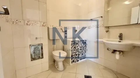 Bathroom equipped with sanitary ware and tiles in light tones. - image 9