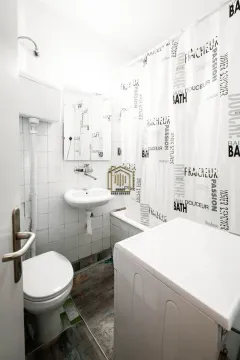 Manje kupatilo sa kadom, umivaonikom, WC šoljom i veš mašinom. - image 10