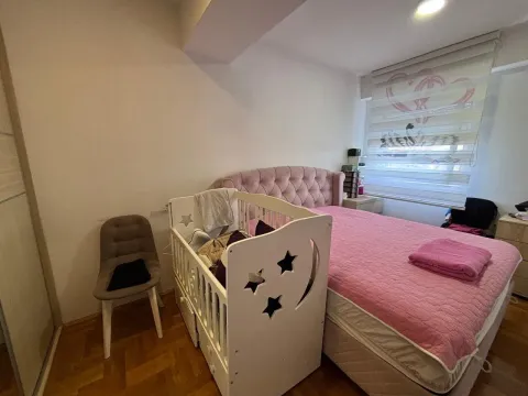 Dječija soba sa krevetom za odrasle i krevetcem. - image 8