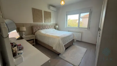 Namještena spavaća soba sa bračnim krevetom, komodom i prozorom. - image 15